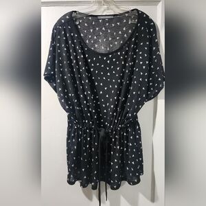 🌸👚Suzy Shier Black Blouse with White Triangle Pattern